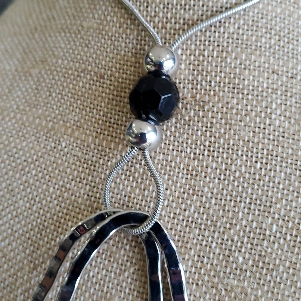 NECKLACE MODERN CONTEMPORARY FASHION SILVER TONE BLACK